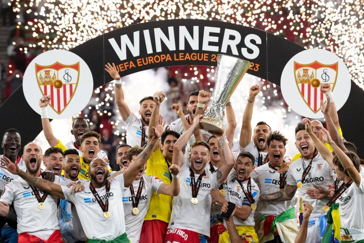 Sevilla chuyển nhượng toàn bộ đội hình vô địch Europa League