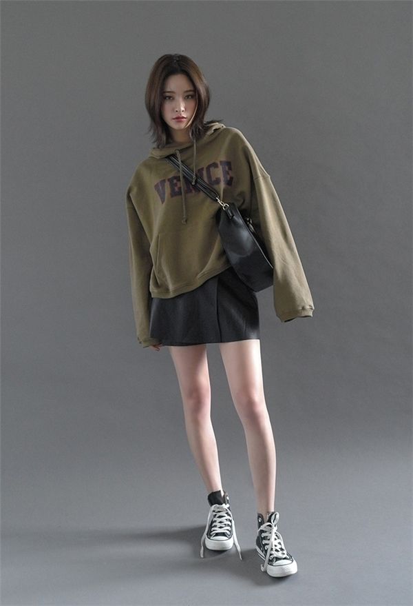 Cách phối đồ với áo hoodie nữ siêu NGẦU và CHẤT cho bạn trẻ - Cách mix đồ với chân váy đen xòe