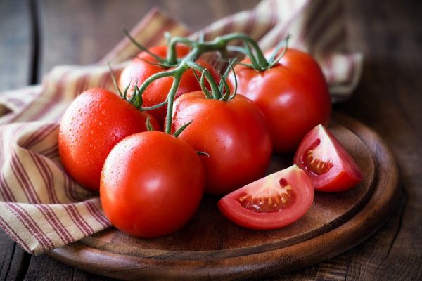 Top 7+ Cách trị mụn cám bằng cà chua siêu hiệu quả