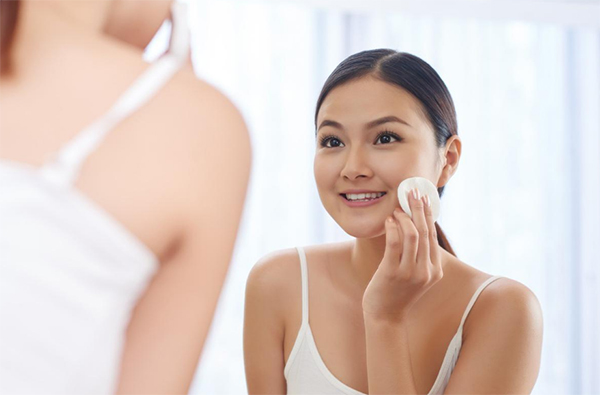 Bật mí cách dùng nước hoa hồng và kem dưỡng da CHUẨN cho mọi làn - Cách chăm sóc da mặt đẹp mỗi ngày
